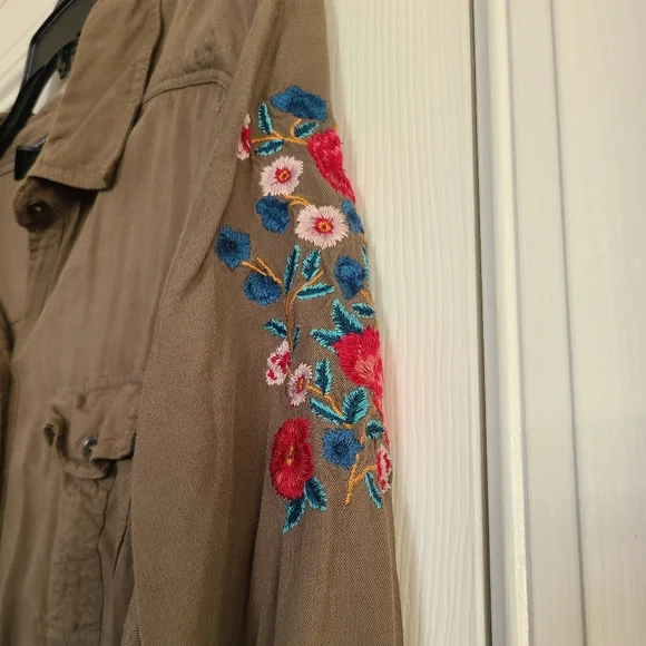 Torrid Floral Embroidered Collared Button Down Shirt Olive Green 3X - Picture 6 of 7